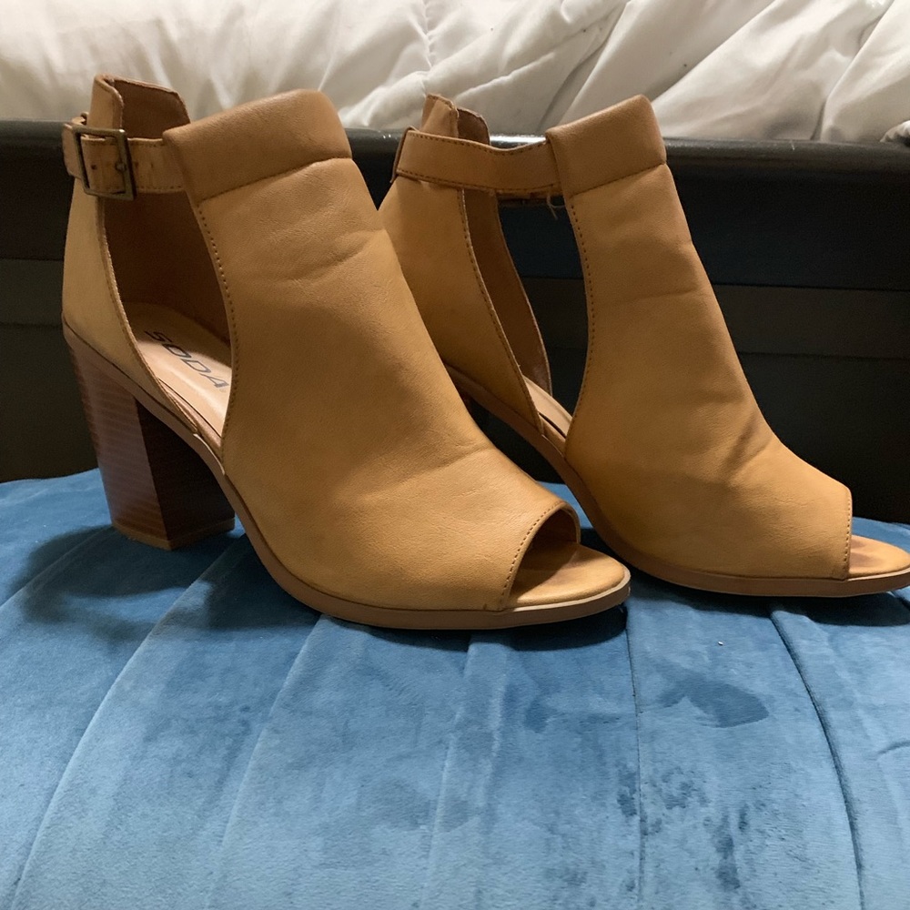 Boutique peep-toe tan leather sz 9 heels